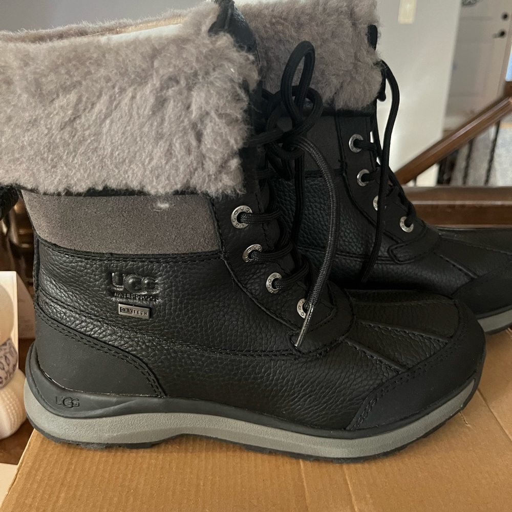 UGG Women's Adirondack Boot III 6.5 New